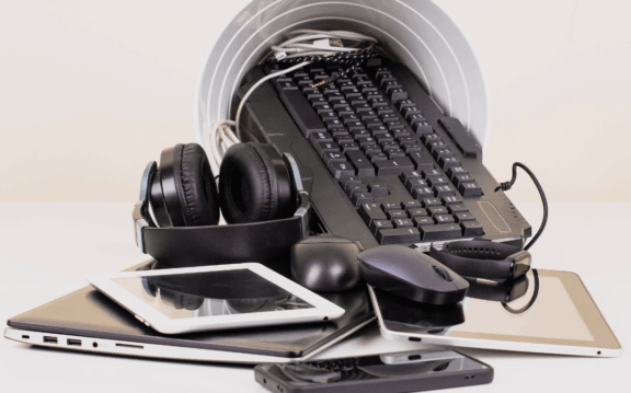 Zakaj izbrati obnovljeno pohištvo in računalniško opremo?