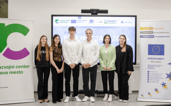 Zmagovalca tekmovanja ScienceJam dijaka z idejo o depolimerizaciji lignina