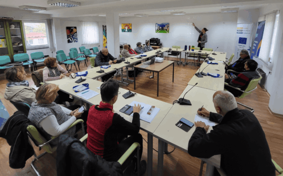 Razvijanje digitalnih spretnosti za starejše