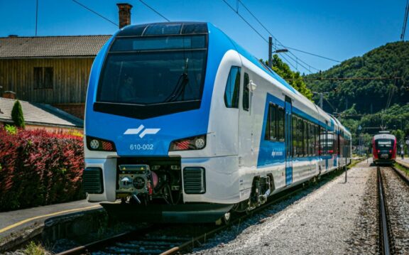 Novi jutranji vlak Trebnje – Novo mesto olajšal pot dijakom in potnikom